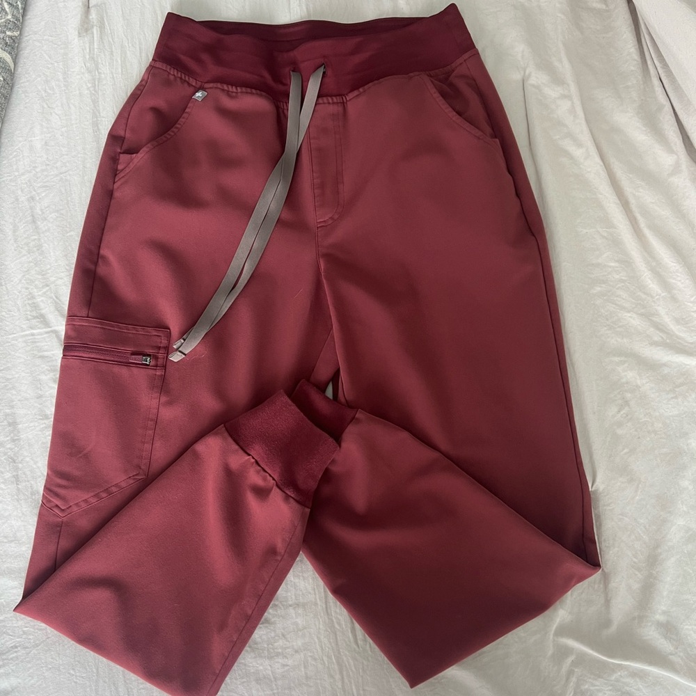 Figs cranberry color scrub set